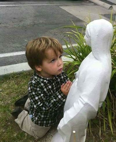 Enfant-qui-prie-devant-maman-marie Enfant-qui-prie-devant-maman-marie